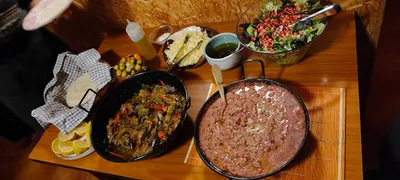 Comida y bebida