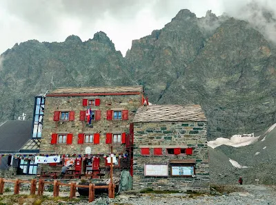 Vista del refugio Quintino Sella Refugio